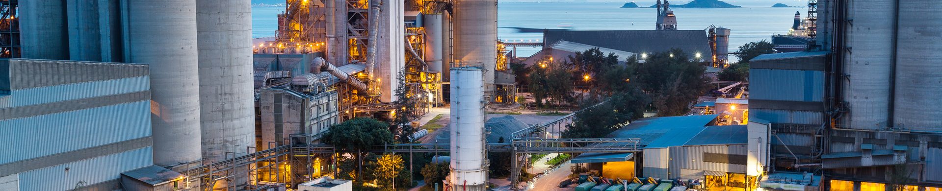 Planta industrial de gran escala al atardecer